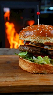 火焰旁的美味双层牛肉汉堡
