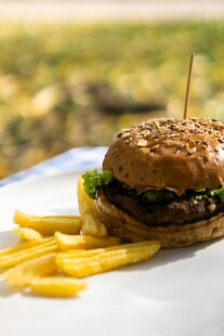 美味汉堡配金黄薯条