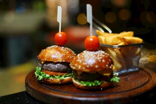 美味汉堡配薯条与番茄