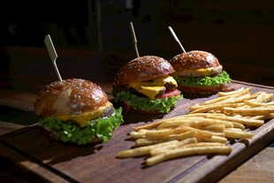 美味汉堡配薯条特写