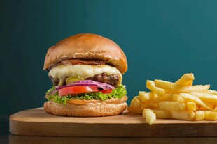 美味汉堡配金黄薯条