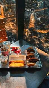 窗边精致美食与夜景