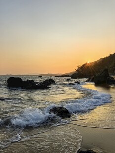 日落时分的海浪与礁石