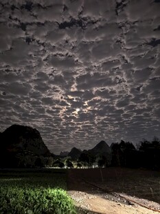 夜幕下的云景与岸边风光