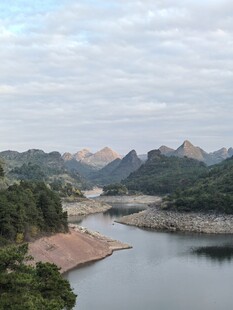 山水相依的宁静湖泊景色