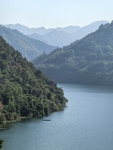 青山环绕的静谧湖泊