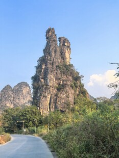 山间公路旁的奇特岩石景观