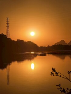 夕阳下宁静的山水湖面