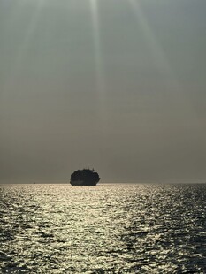 海上孤舟映着金色霞光