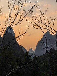 夕阳下的壮美山峦景色