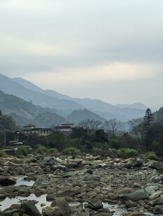 山间河滩景色