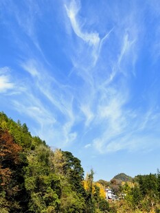 山间蓝天美景