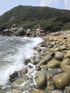 海边嶙峋礁石与翻涌海浪