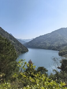 山间湖泊美景如画