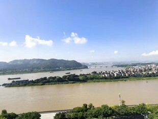 江边城市风光俯瞰
