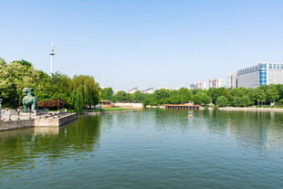 湖畔风光宁静宜人