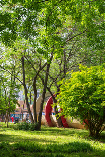 城市绿意中的多彩雕塑景观