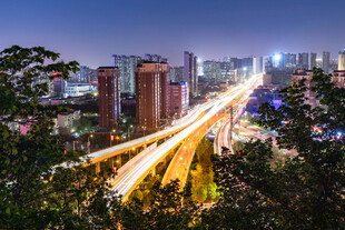 夜幕下乌鲁木齐城市交通与建筑物