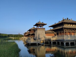 临水古建筑群红墙黛瓦倒影景观