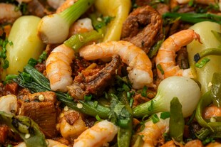 美味虾仁蔬菜炒制佳肴