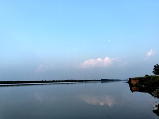 宁静湖面与天边云彩美景