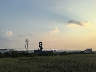 黄昏下的工业场景
