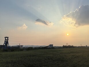 夕阳下的旷野与瞭望塔