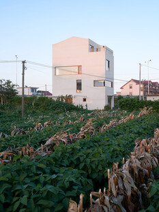 田野旁的现代白色建筑