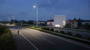 黄昏下的城市道路景观