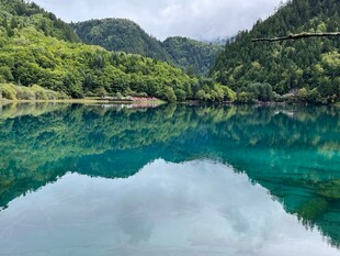 碧绿湖水映青山美景