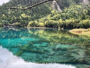 梦幻蓝绿清澈山间湖水