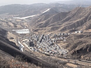 俯瞰山间村落景观