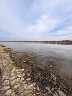 湖畔石岸风光