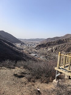 山间观景台俯瞰开阔景色