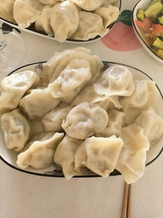 美味饺子摆放在盘中