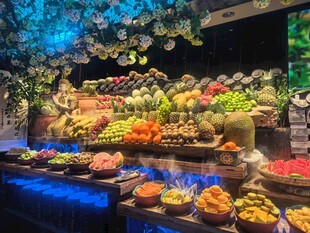 丰盛果蔬自助餐台展示