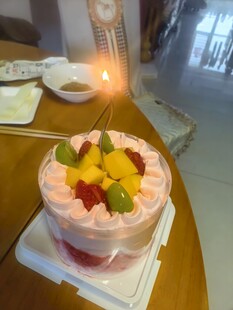 美味水果装饰的精致蛋糕