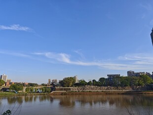 河畔蓝天景致优美