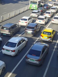 城市道路拥堵的车流场景