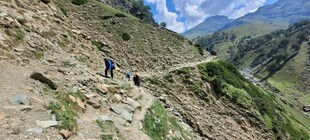 山间徒步小径上的旅人