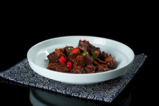 红烧牛肉色泽诱人美味