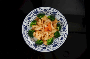 青花盘中的美味虾仁菜肴