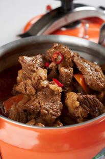 红烧牛肉铸铁锅美味呈现
