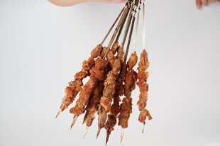 美味烤肉串诱人香气四溢