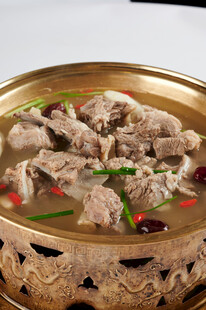 铜锅炖羊肉鲜香诱人
