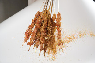 美味烤肉串散发诱人香气