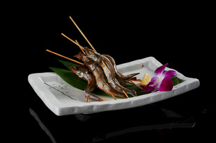 精致摆盘的特色海鲜料理