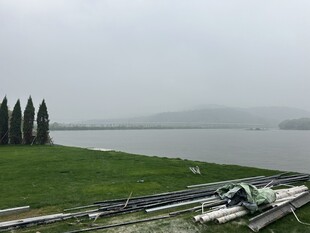 湖畔草地风景