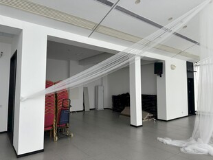 空旷室内装修施工场景
