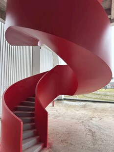 红色螺旋楼梯建筑景观